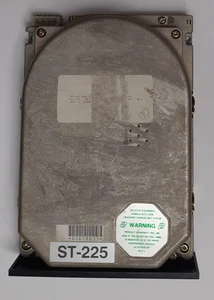Disque dur MFM SEAGATE ST-225 (20 Mo, rétro, 1986) - Photo 1/4