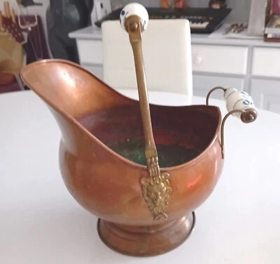 Ancien Seau Charbon ou braise - Cuivre  -2  Poignées Porcelaine - Tête De Lion - Photo 1/4