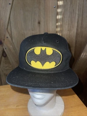 Бейсболка с логотипом Batman DC Comics черно-желтая с логотипом плоский козырек - Изображение 1 из 4