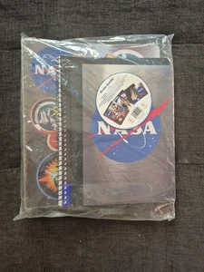 Pacchetto raccoglitore Space NASA cartella notebook Challenger Shuttle nuovo - Foto 1 di 4