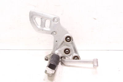 01-07 JUEGO TRASERO DERECHO SUZUKI HAYABUSA REPOSAPIÉS CONDUCTOR REPOSAPIÉS TOPE Foto 1 de 4