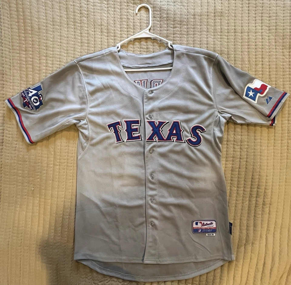 Camiseta 40 Aniversario Gris Yu Darvish Auténtica Colección Texas Rangers Foto 1 de 4
