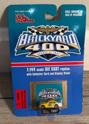 BRICKYARD 400 RACING CHAMPIONS NASCAR 08-02-1997 DIECAST COCHE ESCALA 1:144 + SOPORTE Foto 1 de 3