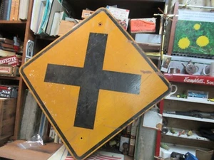 "Señal de tráfico de madera vintage de carretera cruzada de 24"" x 24"" x 3/8" - Imagen 1 de 11