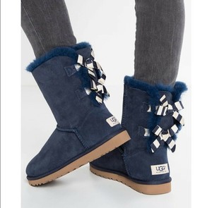bailey bow uggs light blue