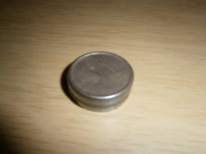 Vintage mini tin with 4x round brass discs 2.5cm. Hole in center curios???(E5a) - Picture 1 of 3