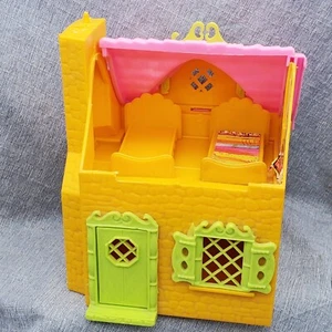 Casa de juegos vintage rosa techo amarillo casa de muñecas de 7 pulgadas para figuras de 2 pulgadas - Imagen 1 de 24
