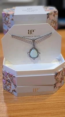 Collar Bomb Party Octubre 2025 "Flor Celestial" NK16730 Ópalo Blanco/Hematita Foto 1 de 3