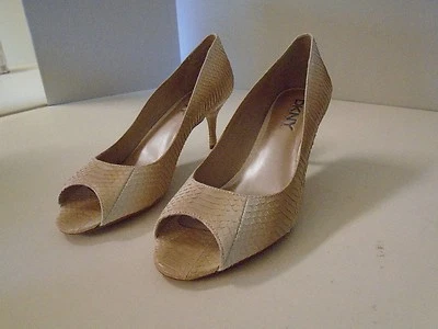 DKNY Joni Serpiente Blanqueada Natural 8 1/2 M Nuevo Peep Toe Clásico Zapatos de Tacón de Bomba Foto 1 de 4