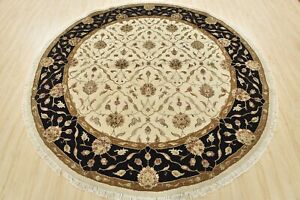 Fine Agra 7’11” x 7’11” Round Ivory Wool/Silk Hand-Knotted Oriental Rug