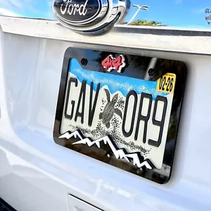 2D MOUNTAINS COLOR CHOICE LICENSE PLATE FRAME 4x4 MOUNTAINS - Foto 1 di 15