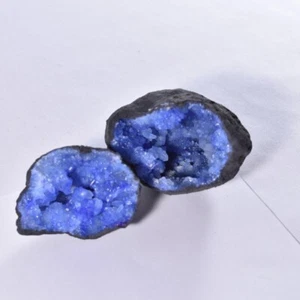 Geoda de cuarzo entera dividida con cristales azules teñidos par a juego cueva de hadas 80 mm - Imagen 1 de 2