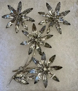 Juego de broches y pendientes vintage sin firmar con flores de cristal de rodio transparente - Imagen 1 de 4