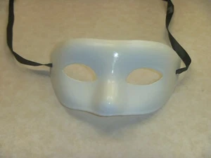 Zwölf weiß & schwarz Halloween Kostüm oder Karneval Augenmasken oder Party Hüte - Bild 1 von 4