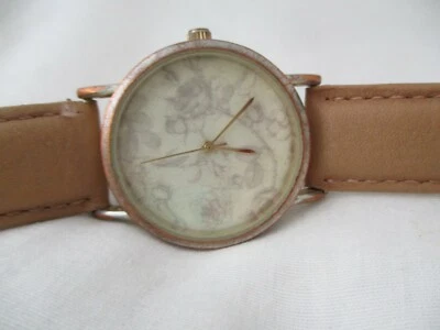 HM Analog Wristwatch with a Buckle Band - Image 1 of 4