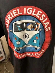 Flauschiges Gabriel Iglesias Love Laughter & Cake T-Shirt Large Comedian Tour Bus - Bild 1 von 7