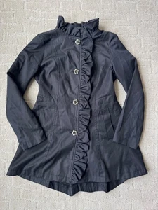 Gabardina de lluvia Betsey Johnson para mujer chaqueta con volantes NEGRA botones talla M - Imagen 1 de 9