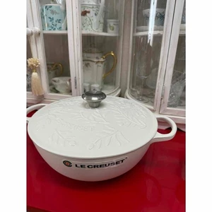 Le Creuset Marmite Olivenzweig 28 cm Baumwolle Gusseisen limitiert weiß unbenutzt - Bild 1 von 6