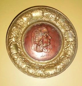 VINTAGE ENGLAND BRASS HANDEL FIGURINE PLATE WALL DECORATION DESIGN NR - Picture 1 of 3