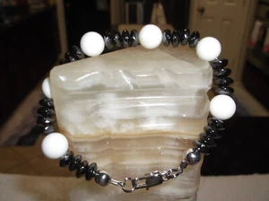 PULSERA UNISEX HECHA A MANO 8 1/2" 10 MM ÁGATA BLANCA / CUENTAS HEMATITA - Imagen 1 de 10