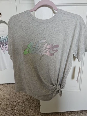 Nuevo Con Etiquetas Adidas Gris Manga Corta Gráfico Cursivo Camiseta Nudo Lateral Talla L 14 Foto 1 de 4