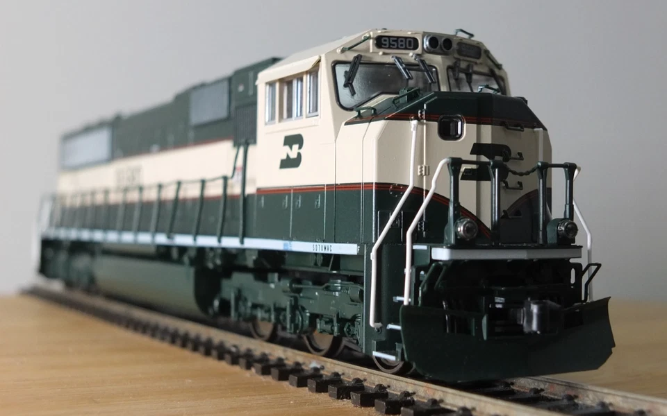 Kato 37-6381 HO gauge EMD SD70MAC diesel loco in BN Executive livery - Image 1 of 4