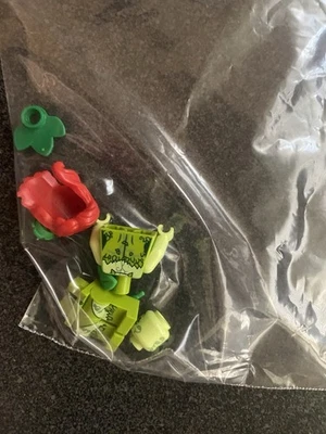 Lego Batman Arkham Asylum POISON IVY Minifigure Only 76300 - Image 1 of 2