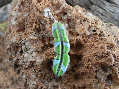 绿色Gaspeite和白色蛋白石纯银925羽毛西南吊坠U18 — 第 1/4 张图片