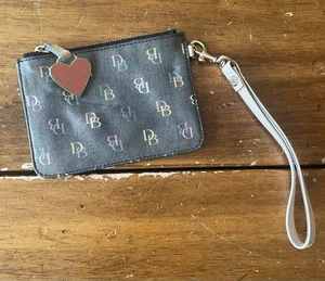 Dooney Bourke beschichtetes Canvas Signatur Logo Geldbörse Kalbsleder Herz Anhänger - Bild 1 von 9