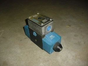 Vickers 02-127550 DG4S4LW-013C-B-60 Pilot Solenoid Valve 110/120v NOS - Picture 1 of 4