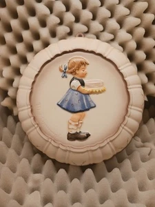 Signierte Original Hummel Figur Küchenform Hum 231 "Selbstgebacken Süß wie Dose B" - Bild 1 von 5