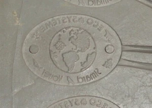 Molde de fundición de giro de goma vintage de 12"" Simard Voyer ecosistemas insignia placa de identificación - Imagen 1 de 12