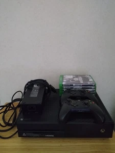 Microsoft Xbox One Konsole (1540) 1TB mit Hook Ups + 2 Controller + 5 Spiele getestet - Bild 1 von 22