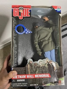 2000 Hasbro GI Joe 12"" Militär Soldat Vietnam Figur Wand Denkmal - Bild 1 von 1