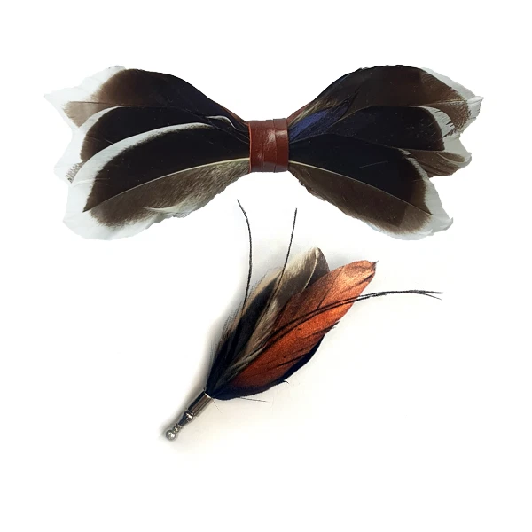 Juego de pajarita y alfiler de solapa Genius MARCO POLO artesanal de plumas - marrón Foto 1 de 4