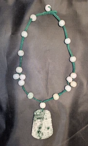 Collar vintage de jade verde y blanco. Colgante grande de jade con escena de pagoda - Imagen 1 de 4