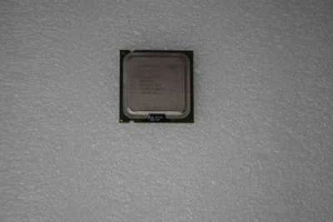 Intel Pentium D Dual Core 820 2.80GHz 800MHz Socket PLGA775 Processor SL8CP - Picture 1 of 2