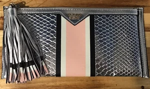 "Muñequera Victoria's Secret, bolso de mano con cremallera borla plateada metálica y rosa - 9,5""" - Imagen 1 de 4