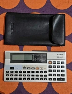 Casio PB-410 Personal Computer + Custodia in pelle *PER RICAMBI / DA RIPARARE* - Foto 1 di 8