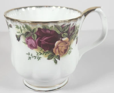 Taza Royal Albert Old Country Roses Inglaterra con patas usada en excelente estado floral Foto 1 de 4