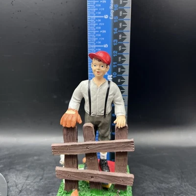 Niño de béisbol con guante en cerca con figura de perro Hartland. 2008 Foto 1 de 4