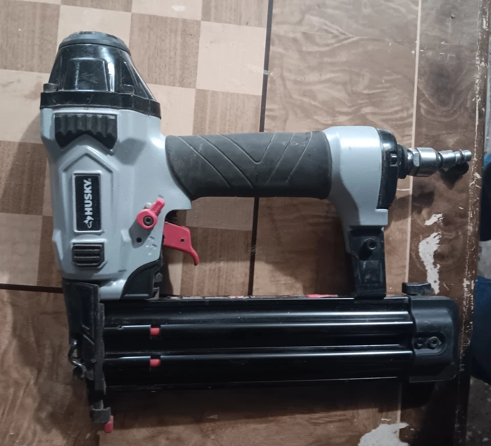 Clavadora Husky Brad neumática de 2 pulgadas calibre 18 Foto 1 de 1
