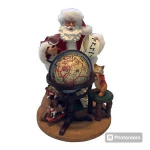 Weihnachten Santa Reisen um die Welt Globus Checking His List Twice 12" Figur - Bild 1 von 23