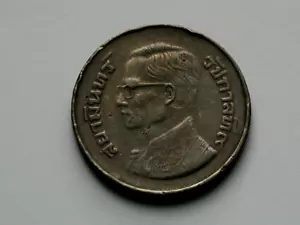 2520 (1977) THAILAND Rama IX Thai Coin - 5 Baht - circulated & toned - Picture 1 of 2