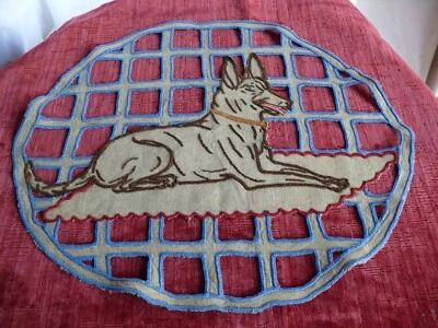 Dessous de coussin broderie en couleur faite main décor chien 1930 - Photo 1/4