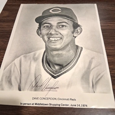 DAVE CONCEPCION SIGNED 1974 VINTAGE 8" x 10" PHOTO CINCINNATI REDS (AUTOGRAPHED) - Image 1 of 4