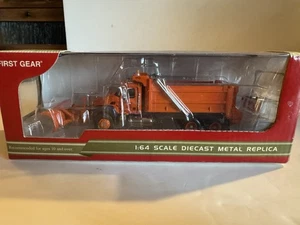First Gear Mack Granite Tollway & Tunnel Snow Plow Truck im Maßstab 1:64 - Bild 1 von 12