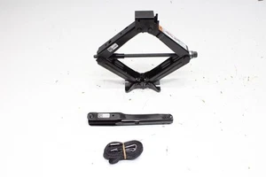 2021-25 CHEVY TRAILBLAZER EMERGENCY SPARE WHEEL JACK LIFT W/ WRENCH & STRAP OEM - Bild 1 von 5