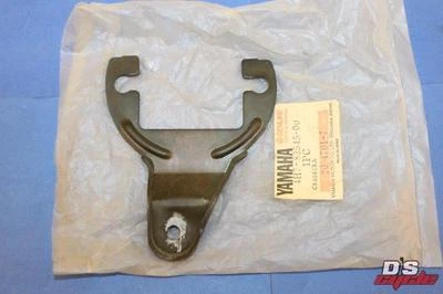 Новый из старых запасов 1980-1983 Yamaha XJ650 XJ750 тахометр Mouting кронштейн 4H7-83545-00 - Изображение 1 из 4