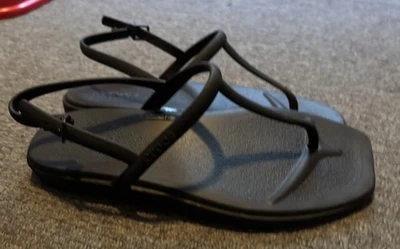 Sandalias Crocs Mujer Talla 6 Capri Negro Tanga Chanclas Gris Comodidad Foto 1 de 4